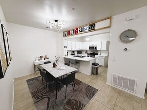 Building Photo - Spacious, Stylish, Sharp 2 bed 2 bath 1 car garage and Gated Community!