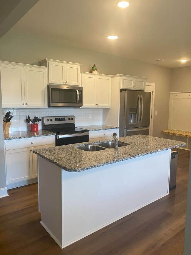 Building Photo - 3 Bed/3 Bath with 2 Bonus Rooms!!!