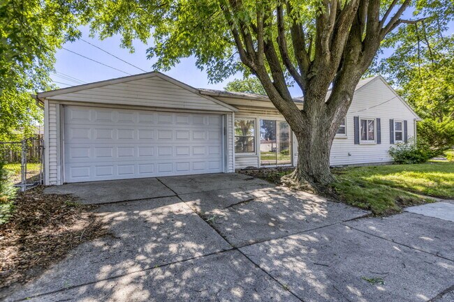 Building Photo - 266 W Goulson Ave