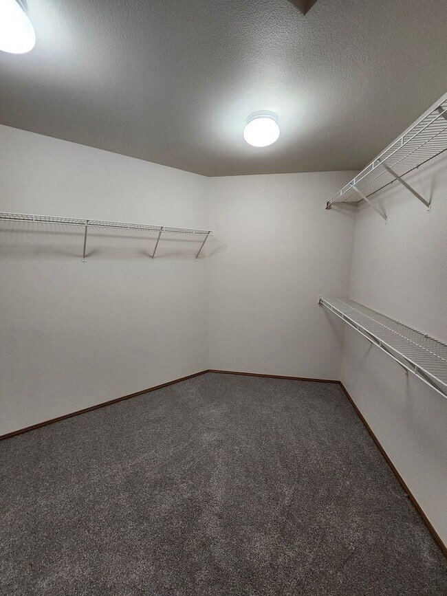 Building Photo - Brand New Updates! 4-Bedroom, 2.5-Bath plus Home Office in Horn Rapids!