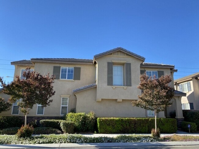 Building Photo - Beautiful large 3 bedroom home in Eastvale!