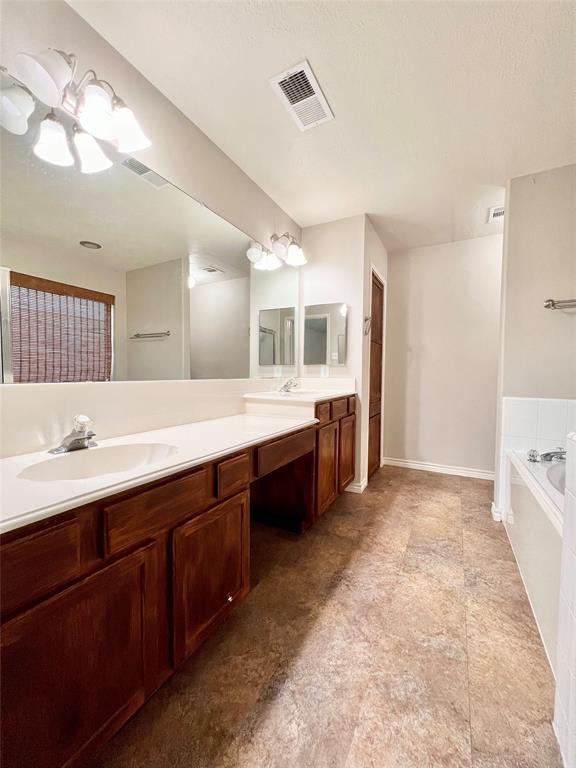 Building Photo - 1405 Manor Dr