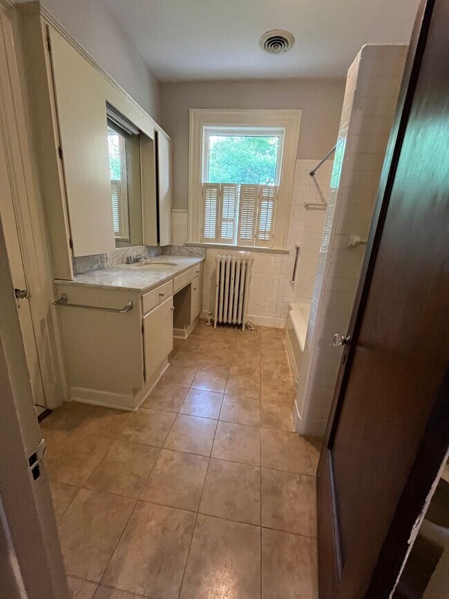 Building Photo - Central Gardens home with 4BR/2ba up w off...