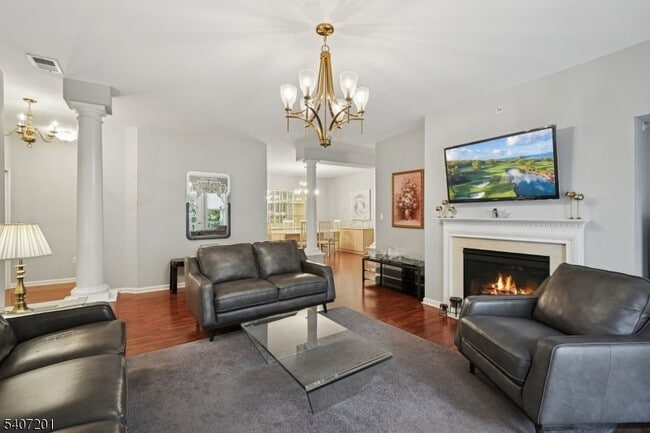 Building Photo - 806 Holly Ln