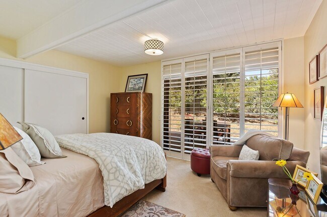 Building Photo - 525 Las Palmas Dr