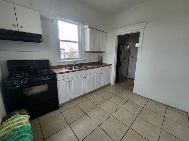 Building Photo - 5005 Ventnor Ave