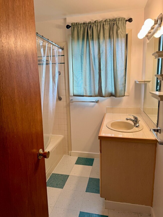 Building Photo - Milwaukie Triplex in quiet neighborhood w/ garage parking