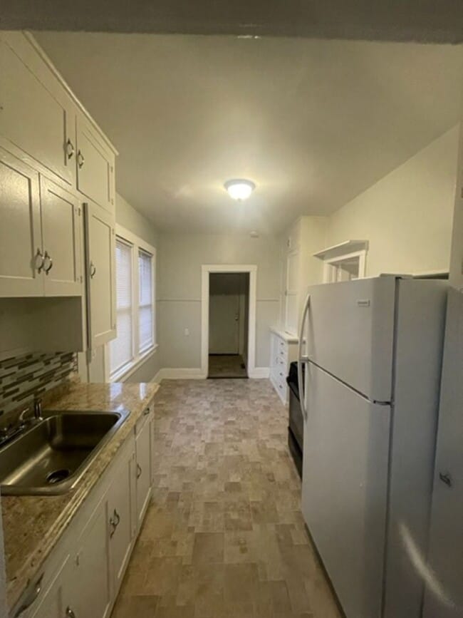 Building Photo - Adorable West Side Bungalow