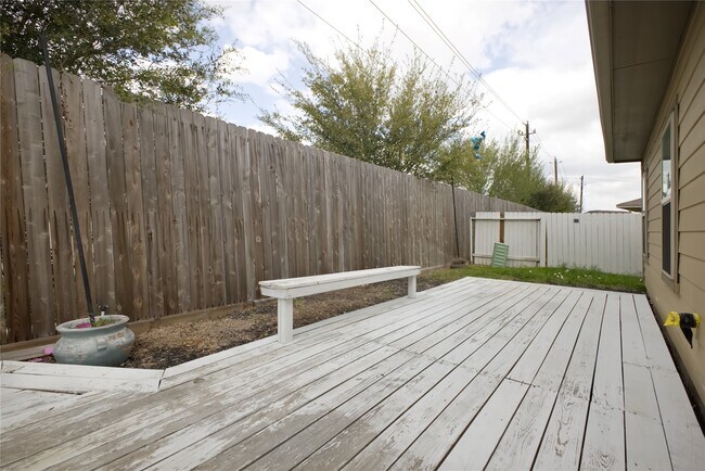 Building Photo - 2106 Benjamin Park