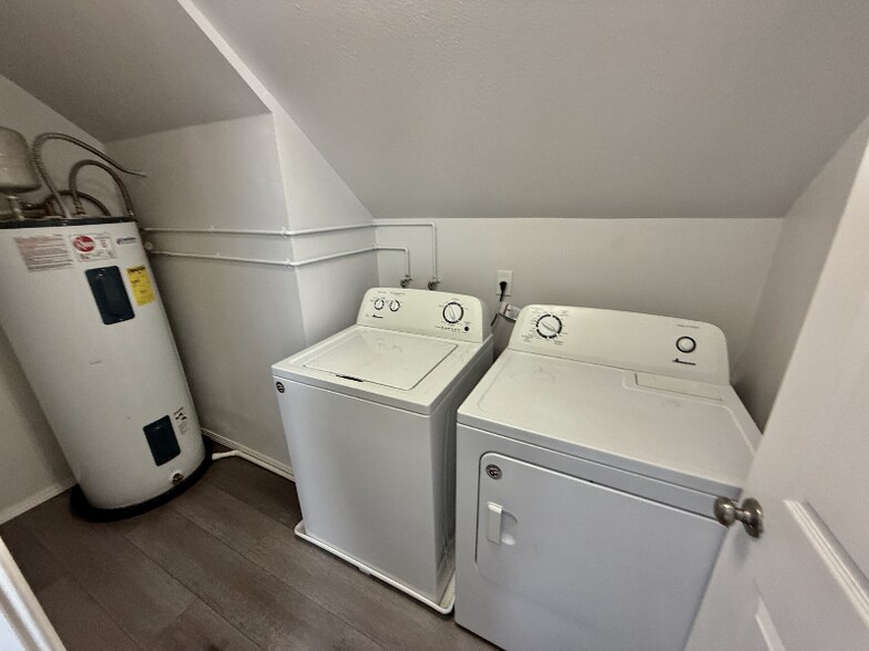 Building Photo - 506 1st Ave W