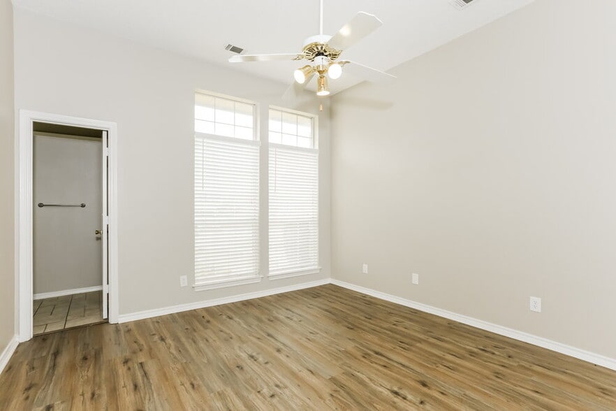 Building Photo - 1211 Old Knoll Dr