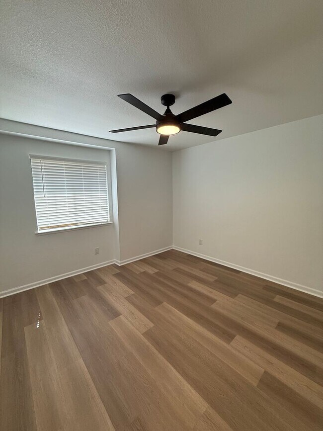 Building Photo - 3 BEDROOM COURT LOCATION