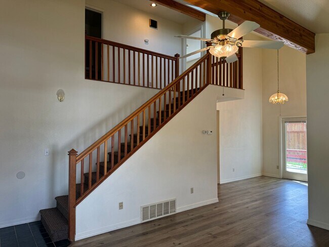 Building Photo - 201 Grandview Way