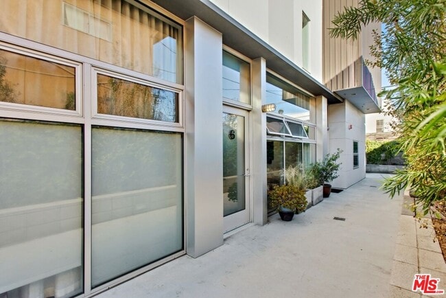 Building Photo - 140 S Gramercy Pl