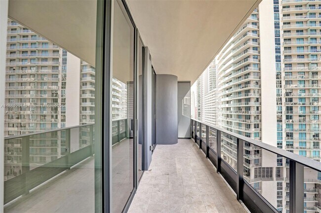 Building Photo - 1000 Brickell Plaza
