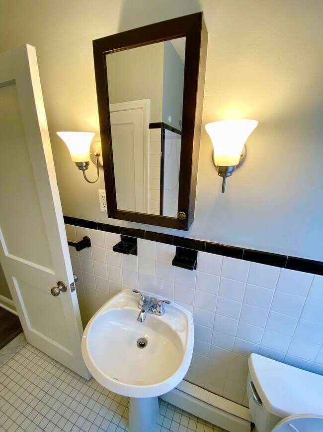 Building Photo - Charming 3 Bedroom/2 Bathroom Townhome with In-Unit Laundry in Ramblewood, MD!