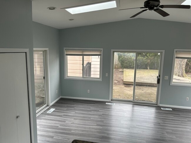 Building Photo - 1354 Catalpa Dr