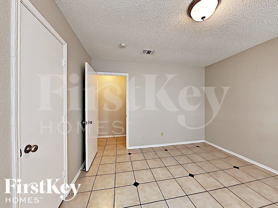 Building Photo - 4949 Oak Hollow Dr