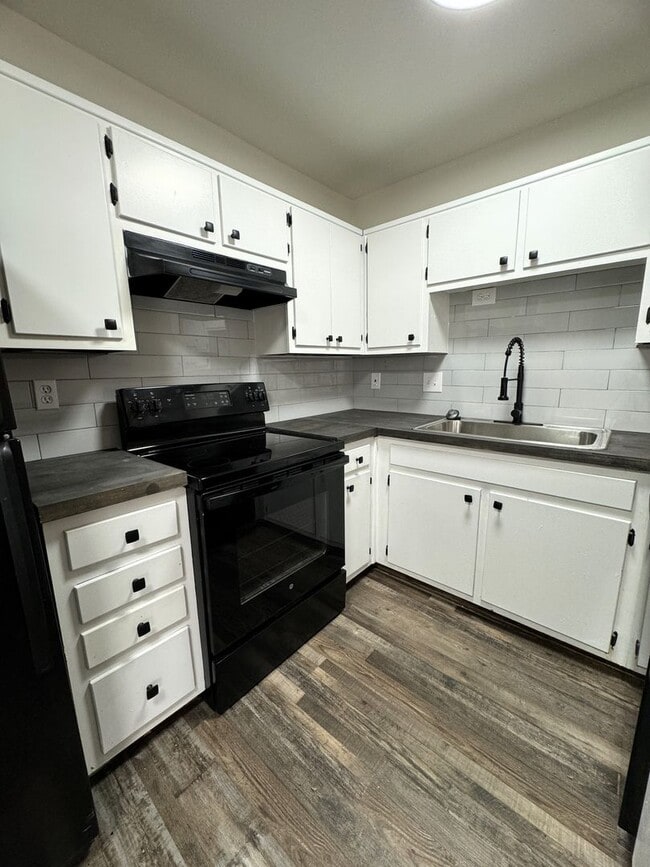 Building Photo - Move In Special!! 1/2 Off First Month's Rent!!