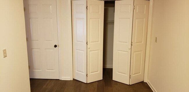 Building Photo - 3 Bedroom/2 Bath one level unit  ?  Kingsp...