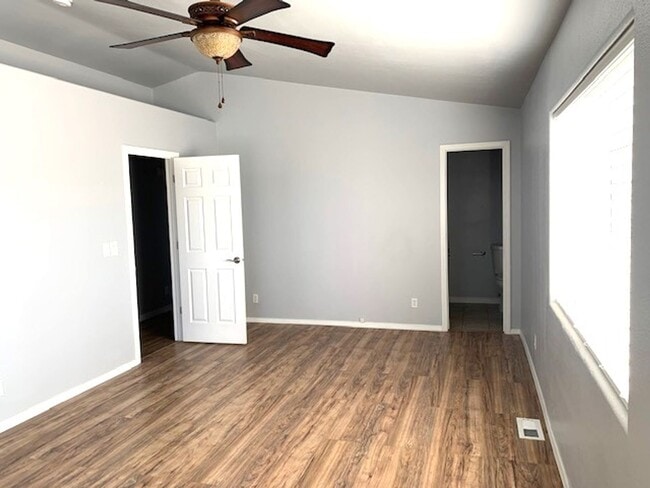 Building Photo - 3 bedroom home in Spring Creek with a garage