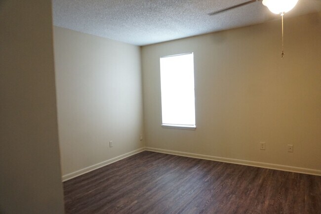 Building Photo - 5528 Greatpine Ln S