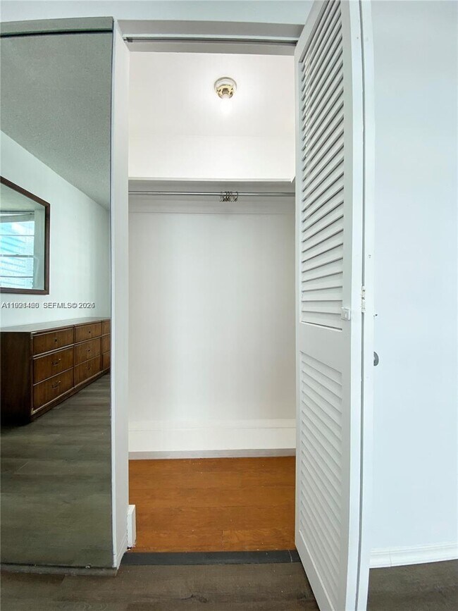 Building Photo - 905 Brickell Bay Dr