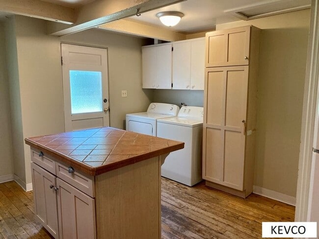 Building Photo - Adorable Two Bedroom House!