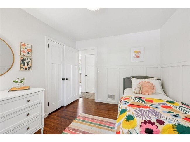 Building Photo - 5041 W 56th St