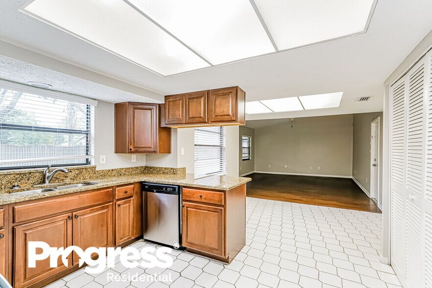 Building Photo - 15715 Country Lake Dr