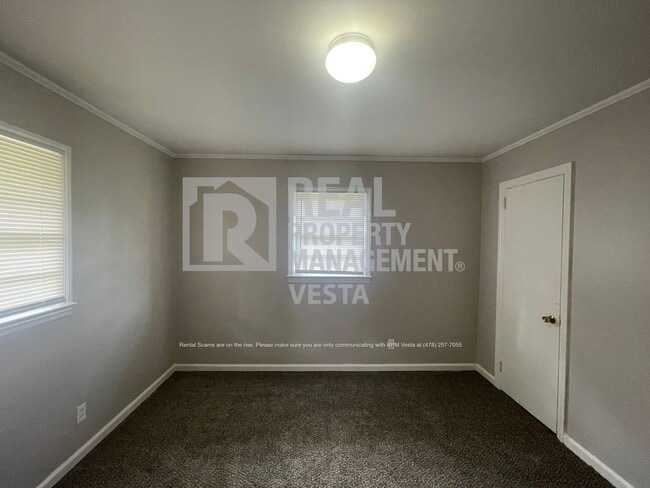 Building Photo - 3129 Stratford Dr