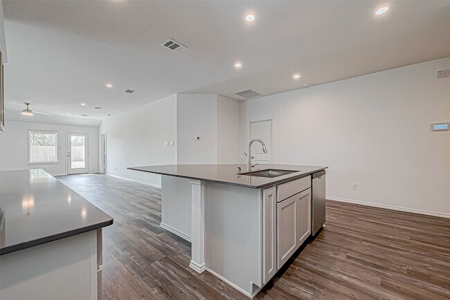 Building Photo - 532 Comal Trl