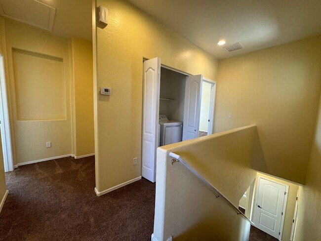 Building Photo - * $400 off move-in! Call today!!* Spacious 3 Bed Home with Office in Glendale - 2 Car Garage - Fr...