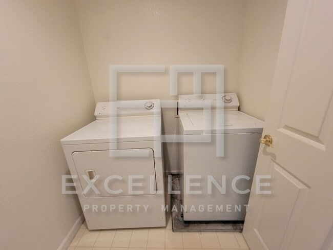 Building Photo - Spacious 3/2.5 Located In Communication Hills, With Two 1 Car Garages, W/D & Large Master Retreat