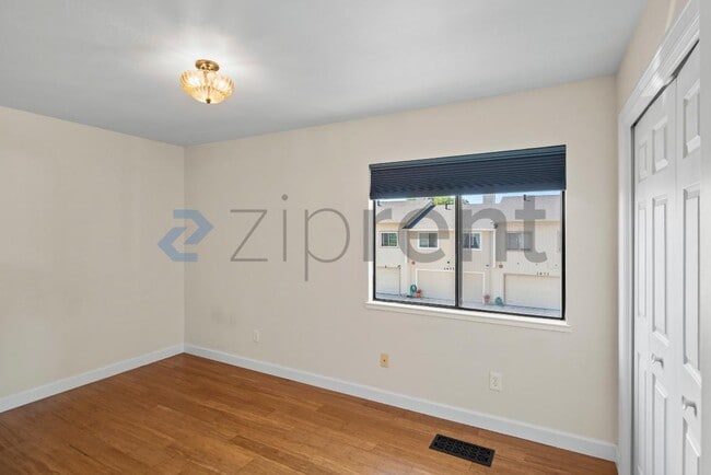 Building Photo - Unit