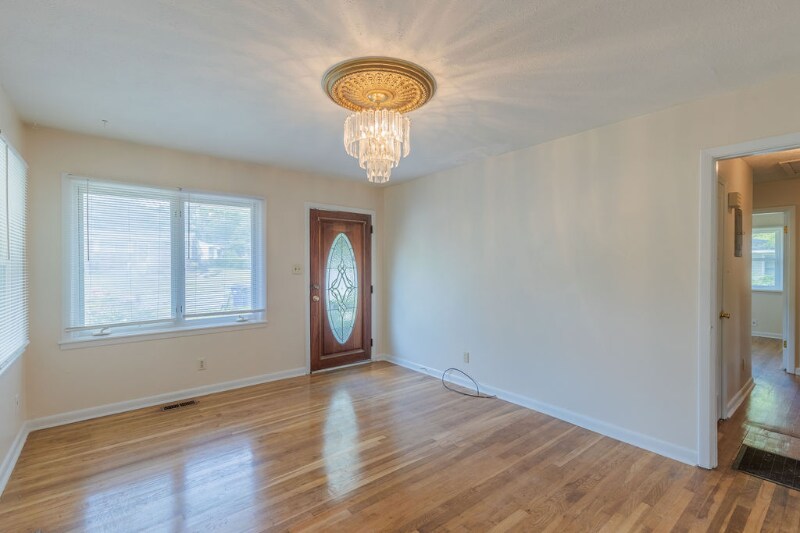 Building Photo - 925 Fleetwood Dr
