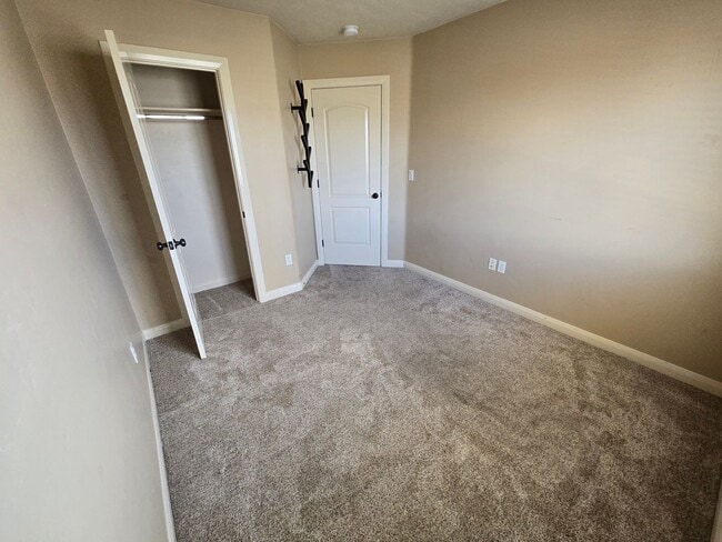 Building Photo - Centrally Located Townhome