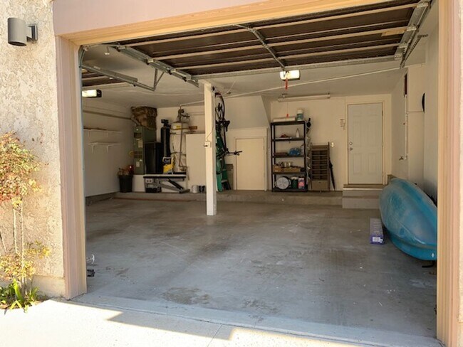 Building Photo - 407 Shoreview Dr