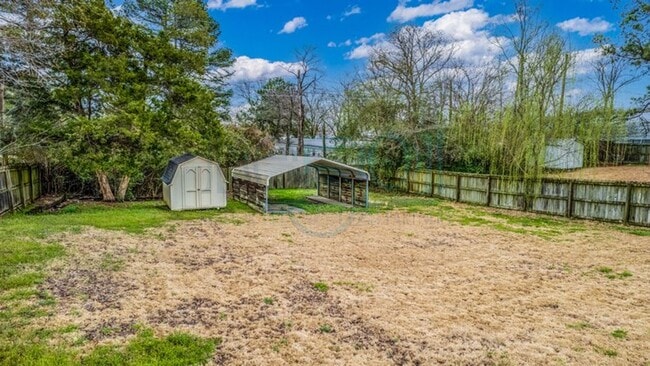 Building Photo - Available in Early August Attn: Pilots! 3BR 2BA Crashpad!
