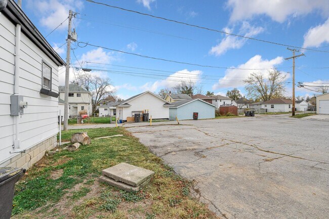 Building Photo - COMING SOON - 3 BEDROOM HOUSE ON SPRING ST
