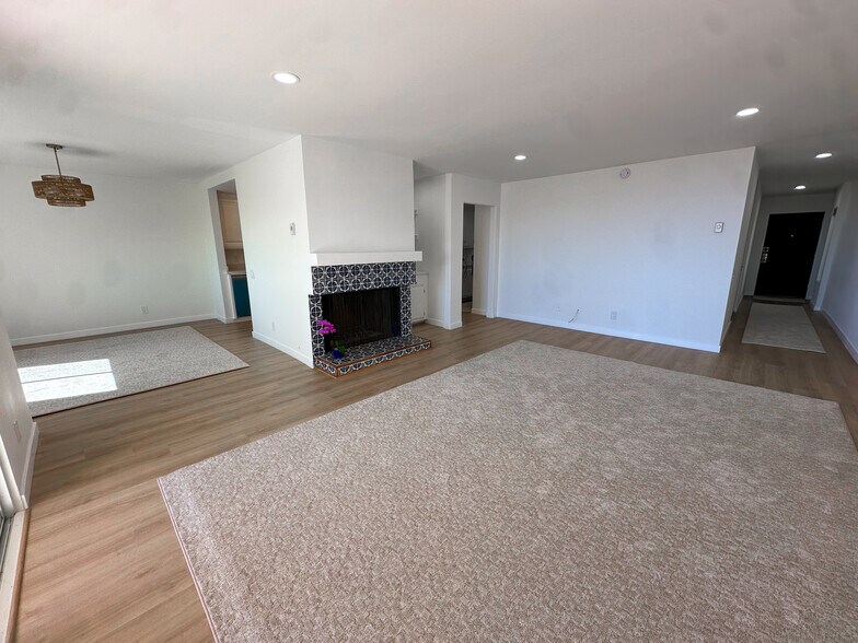 Building Photo - 3200 La Rotonda Dr