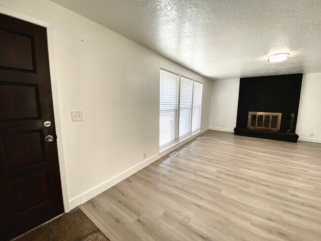 Building Photo - 3 bedroom 2 Bath 2 Car Garage Single Level Home near Micron and BSU