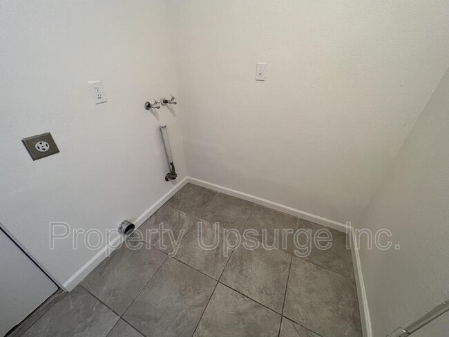 Building Photo - 945 De Moll Dr