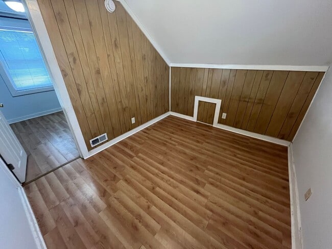 Building Photo - 1 Bedroom W/ Loft Area