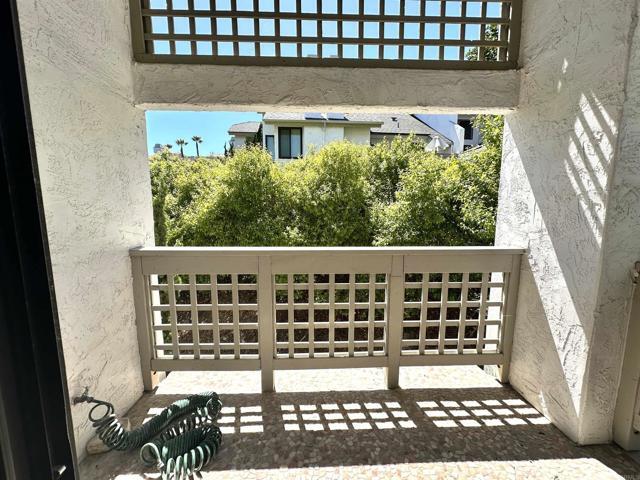 Building Photo - 542 Via De La Valle