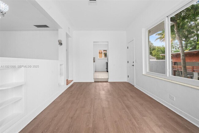 Building Photo - 201 S Biscayne River Dr