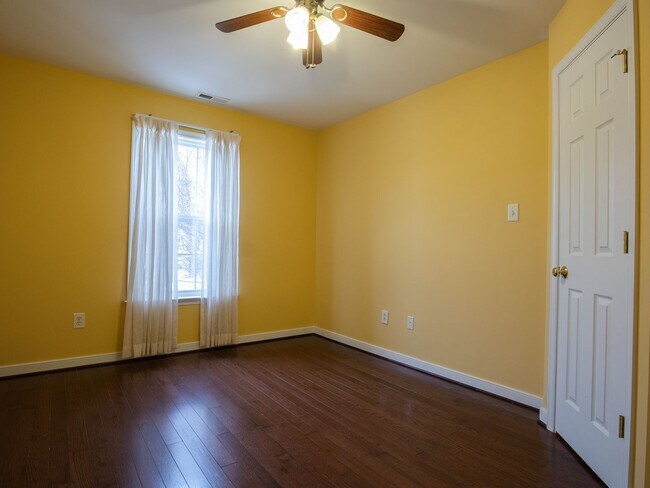 Building Photo - 4 bed townhouse available now!