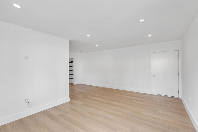 Interior Photo - 921 N Gardner St