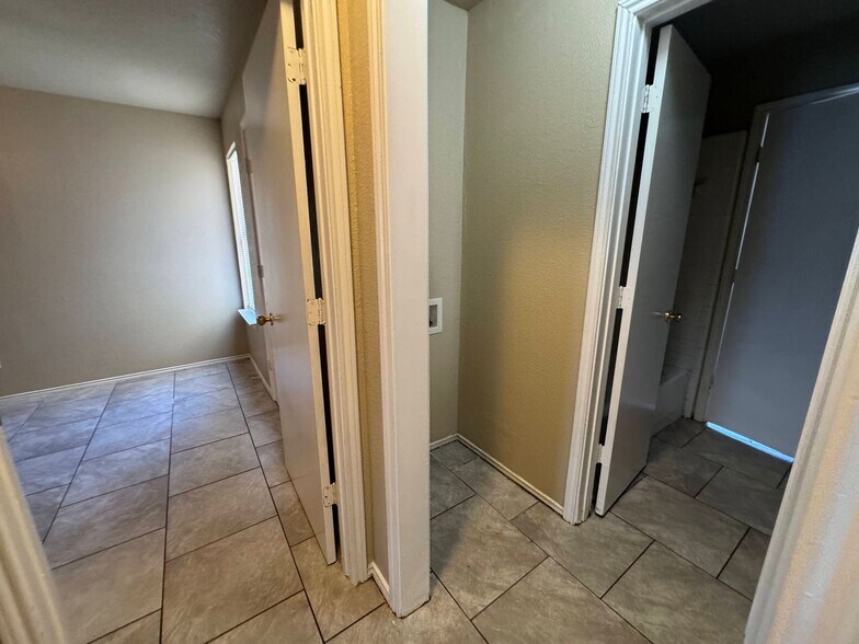 Building Photo - 5702 Greengate Dr