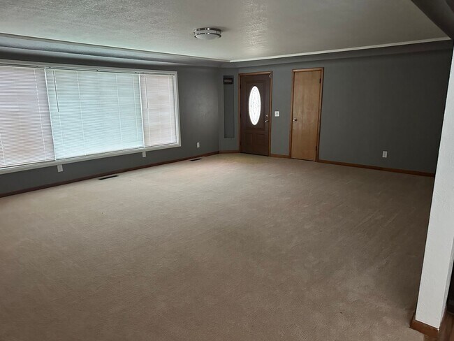 Building Photo - Large 4 Bedroom 2 Bath 1 Story Home with L...